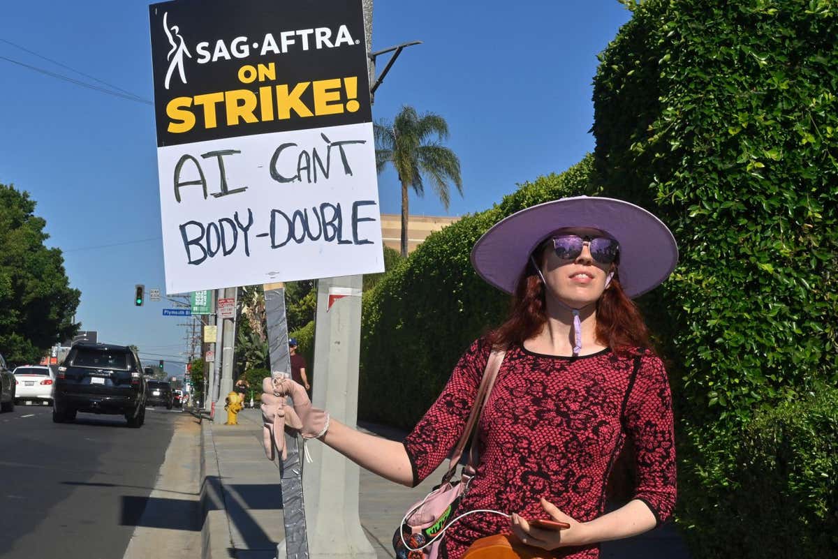 2RCFK7R Los Angeles, United States. 14th July, 2023. Members of the SAG-AFTRA actors union join writers on the picket lines, marking the first time in 63 years both unions have been on strike at the same time, with many observer fearing the labor impasse could last for months as the sides remain far apart on key issues. The range of issues include pay and the use of artificial intelligence. Photo by Jim Ruymen/UPI Credit: UPI/Alamy Live News