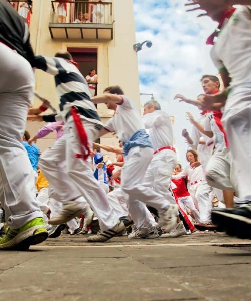 ‘Running of the bulls’ festival crowds move like charged particles
