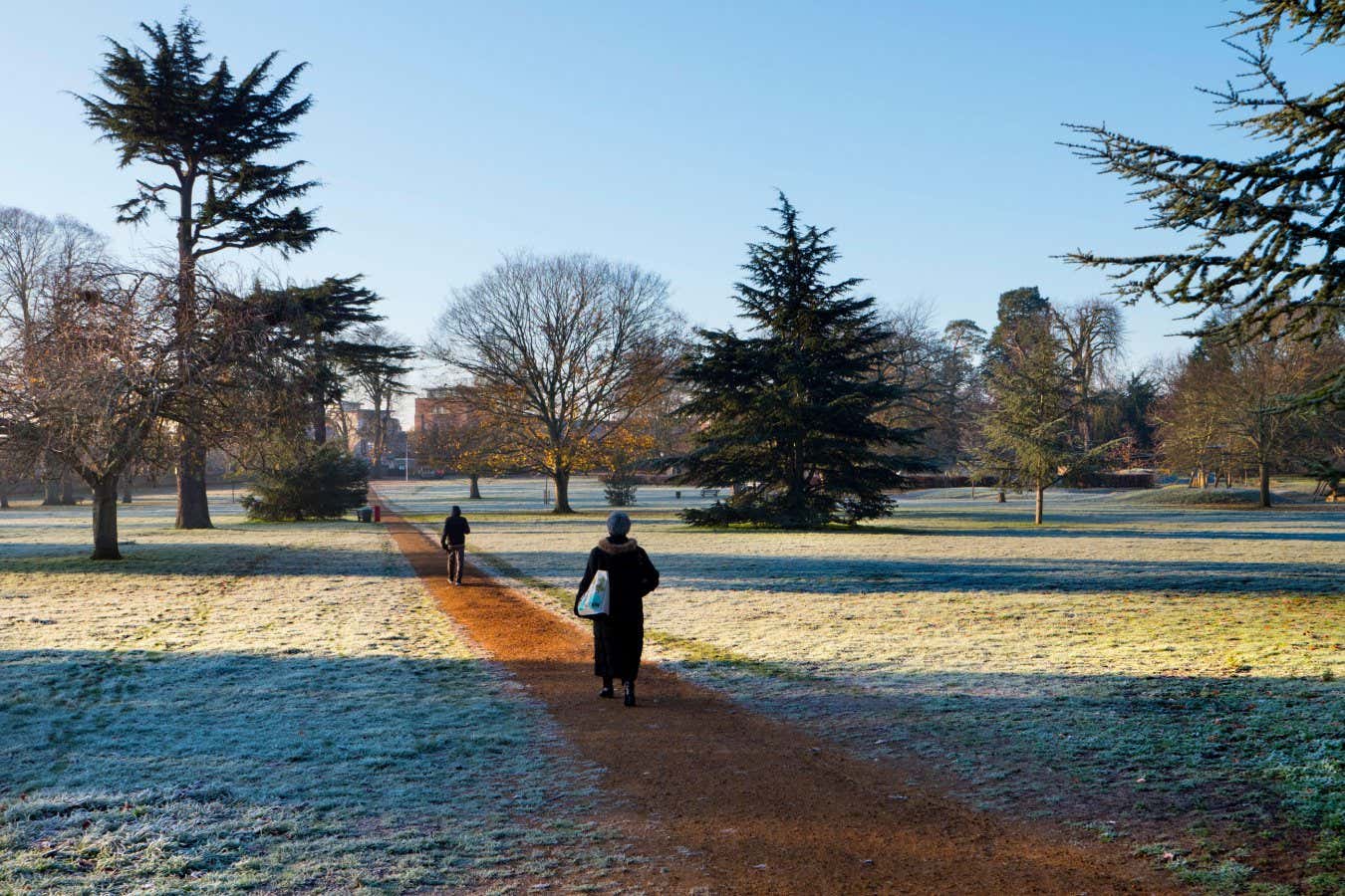 2PHMCW0 Footpath in Bury Knowle Park, Oxford, on a frosty morning