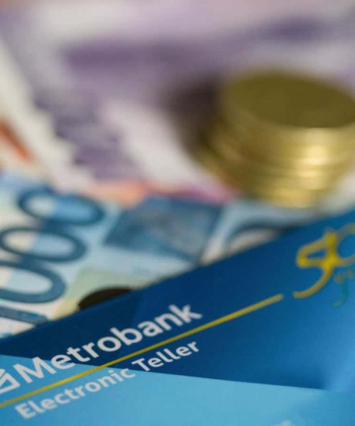 Unforgeable quantum money can be stored in an ultracold ‘debit card’