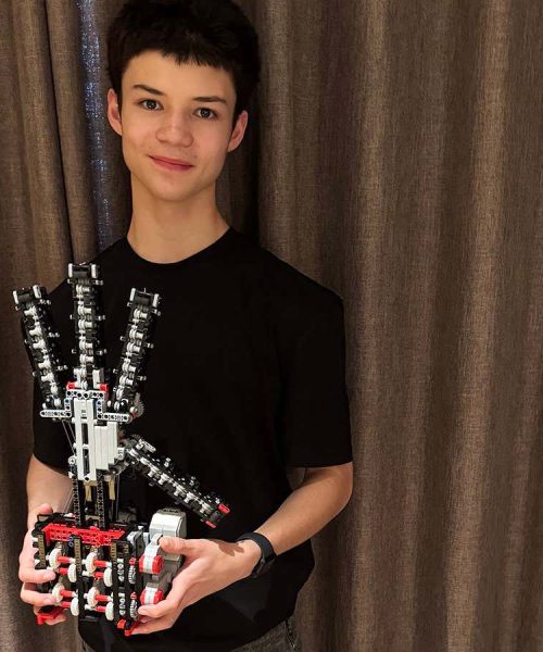 Teenager builds advanced robot hand entirely from Lego pieces