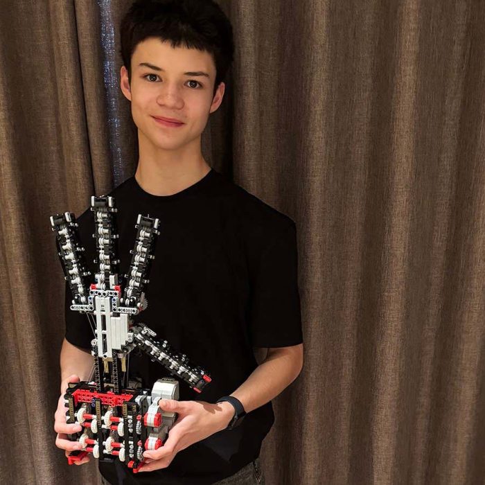 Teenager builds advanced robot hand entirely from Lego pieces