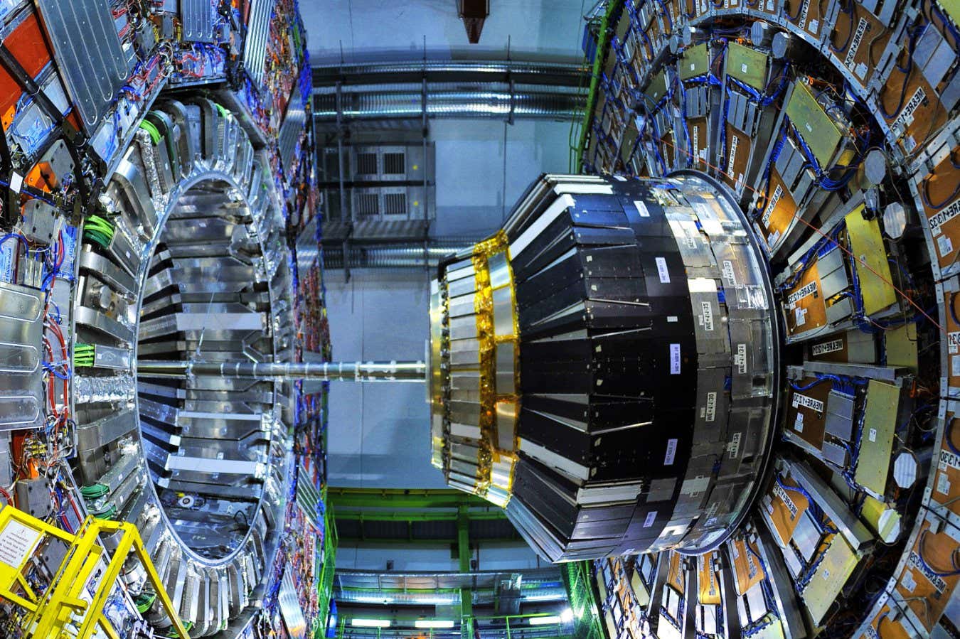 The ATLAS and CMS experiments at cern
