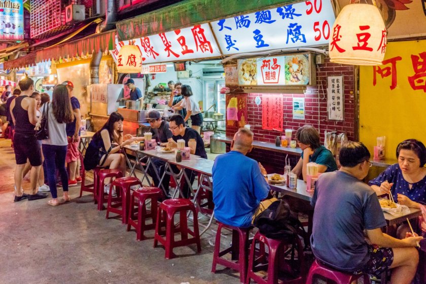 K6F9CN TAIPEI, TAIWAN - JULY 02: This is a night scene of Jingmei night market where many local Taiwanese people come at night to eat various types of Taiwan